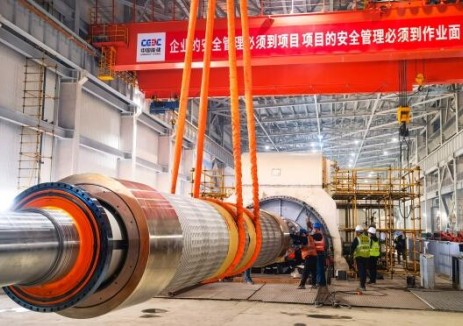 湖南平圩百万项目8号机组发电机转子穿装就位