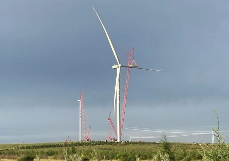 内蒙古赤峰市翁牛特旗:在沙海筑就风电“绿脉”