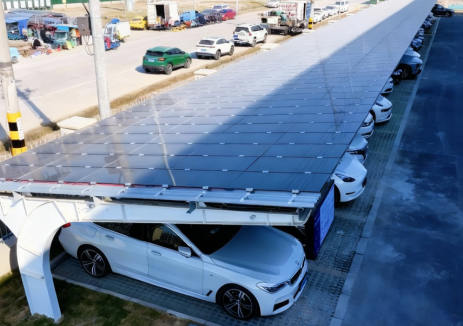 钙钛矿光伏车棚：遮阳挡雨的便民充电宝