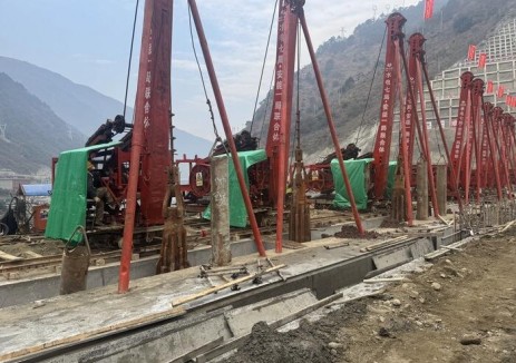 四川老鹰岩二级水电站二期围堰防渗墙工程开工