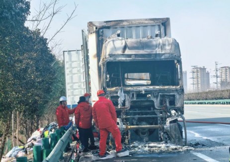 集团所属两家单位合力化解高速LNG泄漏危机