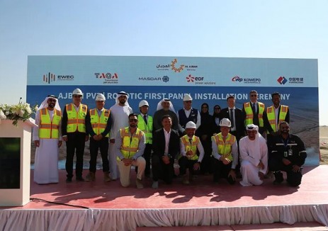 中国电建阿布扎比PV3阿吉班1.5吉瓦光伏发电项目举行机器人安装首块光伏组件仪式