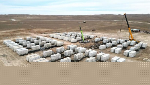 乌兹别克斯坦储能项目电池舱及中压舱全部就位