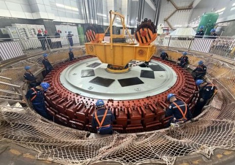 东西关水电站2号机组转子成功吊装