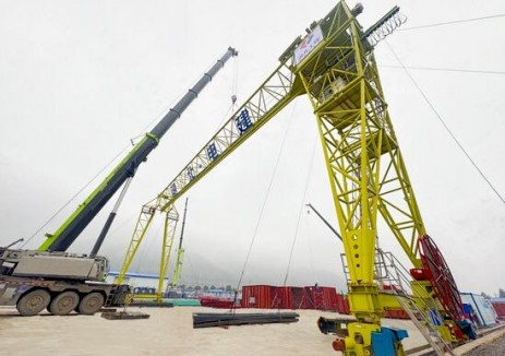 广西百色煤电项目1号40吨龙门吊安装完成