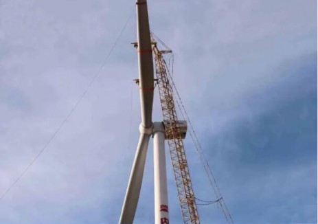 察右前旗实验实证EPC总承包项目首台风力发电机组吊装圆满完成