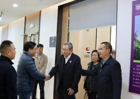 国际潮团总会主席陈幼南一行到访土星视界，双方就新能源等领域合作进行交流