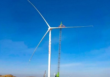 内蒙古杭锦旗风电项目首台风机吊装成功