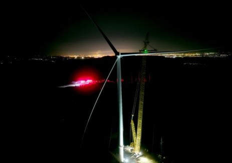 内蒙古能源察右前旗50万千瓦风光实验实证项目首台风机吊装完成