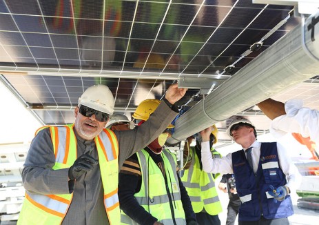 国产光伏安装机器人首次在中东地区应用