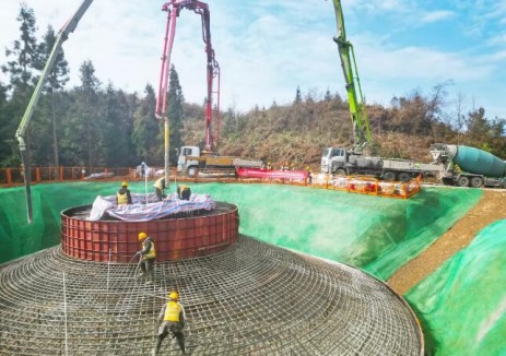 山西建投安装集团桐梓县花秋东山一期风电场项目首台风机基础浇筑完成