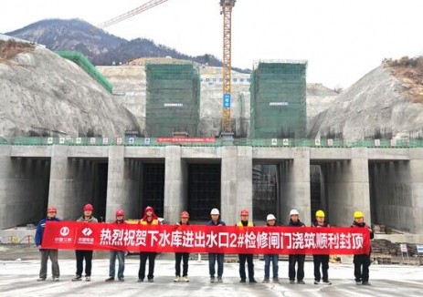 湖北平坦原抽蓄项目部进出水口2#检修闸门井成功封顶