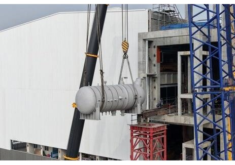 四川中煤广元项目2号机组高压加热器及前置冷却器完成吊装