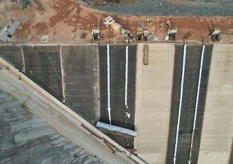 柬埔寨菩萨水电站大坝面板首仓混凝土完成浇筑