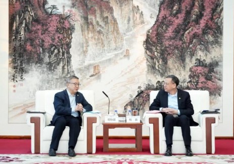 倪真与中国对外承包工程商会会长房秋晨会谈