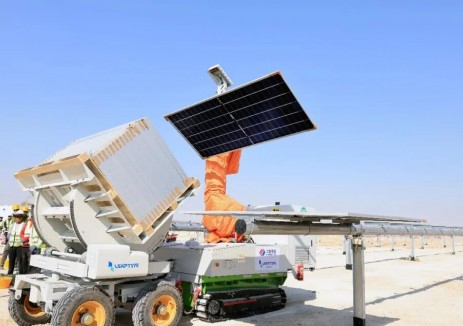 阿联酋首次！国产光伏安装机器人出海了