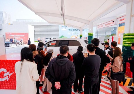 江西赣州城投“虔易充”：推出江西首台自动充电机器人