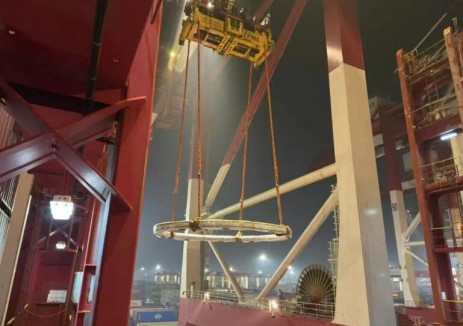 丝滑!看巨型风电塔筒“金腰带”如何“轻松”登船