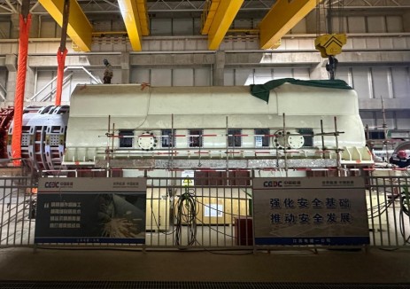 国能宁夏六盘山项目1号机组发电机内定子顺利吊装就位