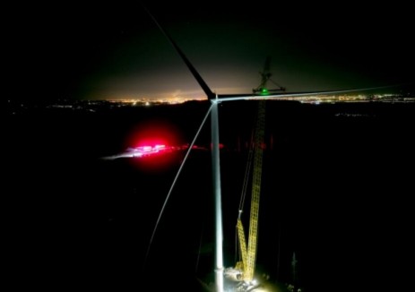 内蒙古能源察右前旗50万千瓦风光实验实证项目首台风机吊装完成