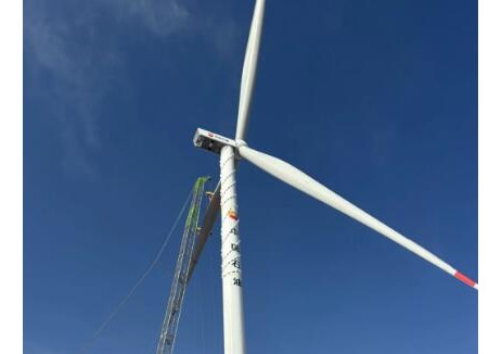 长庆油田庆阳秦团庄风电项目首台风机吊装成功