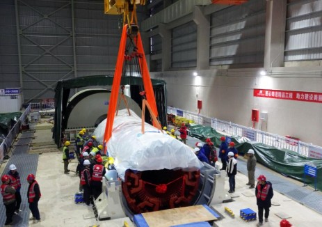 世界最大盐穴压缩空气储能项目透平发电机定子吊装就位