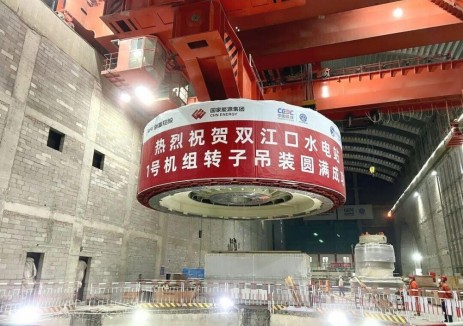 高坝安“心”！双江口水电站最后一台机组转子吊装就位！