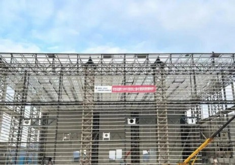 越州±800千伏换流站工程极1低端阀厅屋面网架整体提升圆满完成