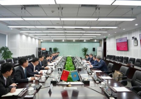 中国能建国际集团副总裁、欧亚区域总部总经理辛宗懿与哈萨克斯坦国家电网公司董事长纳比·阿依扎诺夫会谈
