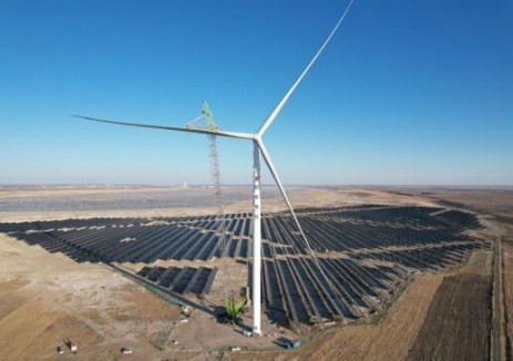 内蒙古科左中旗防沙治沙和风电光伏一体化工程首批55万千瓦项目全部风机顺利吊装完成