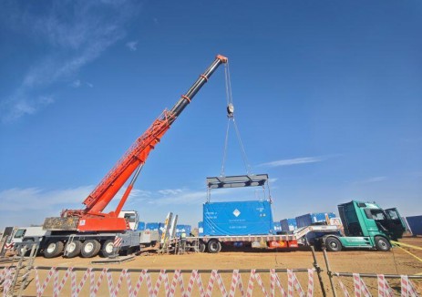 中国能建埃及阿比杜斯二期光储EPC工程联营体项目完成首台电池舱吊装