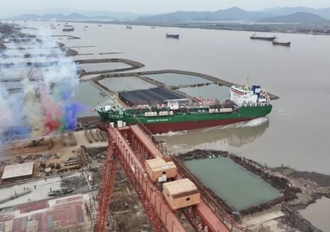 国内首艘全国海域甲醇加注船建造完成