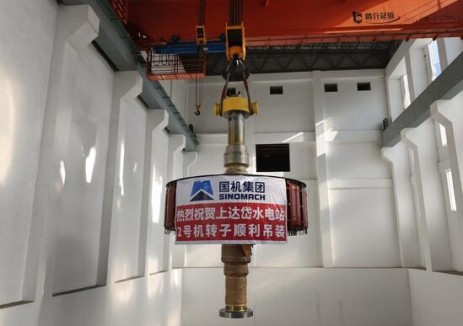 柬埔寨SDD水电站2号机组转子吊装完成