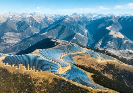 国内首个水光蓄储一体化光伏项目并网发电