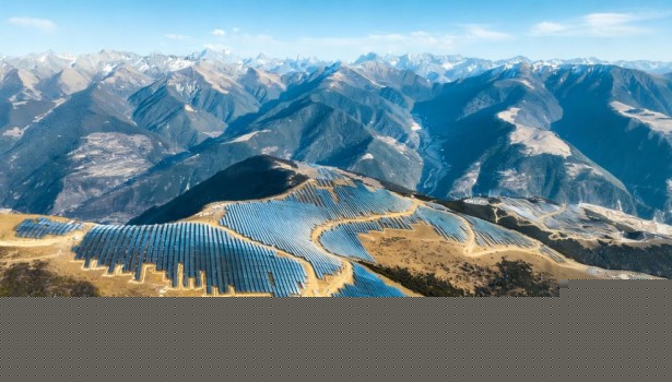 全国首例水光蓄储联合发电系统光伏项目并网发电