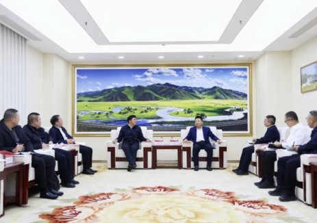 华电内蒙古公司那仁满都拉与兴安盟科右前旗委书记刘海涛举行会谈