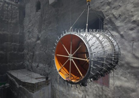 云浮水源山抽蓄电站首节尾水肘管吊装就位