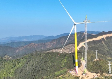 广东云浮风电项目首台风机成功吊装