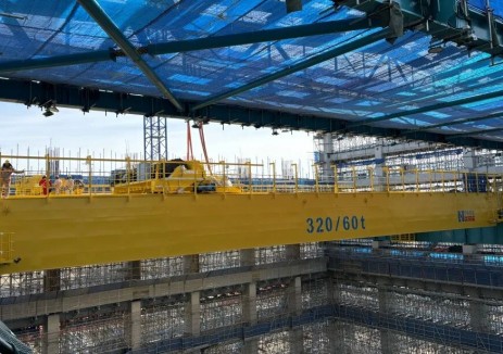 中电建核电公司承建的石岛湾核电站1号汽轮发电机厂房主行车顺利就位