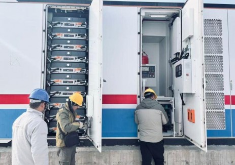 宁夏固原储能项目部开展储能电池舱除湿器改造工作