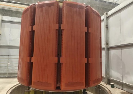 湖南平江抽蓄电站2号机组转子组装完成