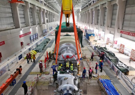 世界最大盐穴压缩空气储能透平机中压模块吊装成功