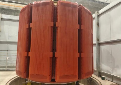 湖南平江抽蓄电站2号机组转子组装完成