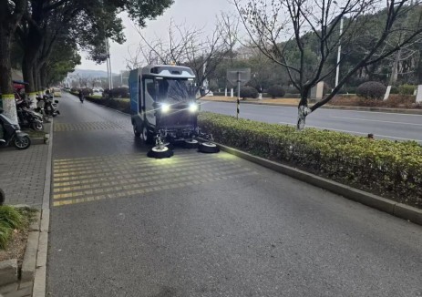 拥抱智慧环卫新时代 首创环保集团无人清扫车亮相马鞍山街头