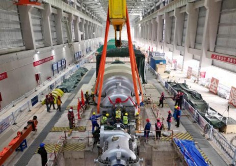 世界最大盐穴压缩空气储能透平机中压模块吊装成功