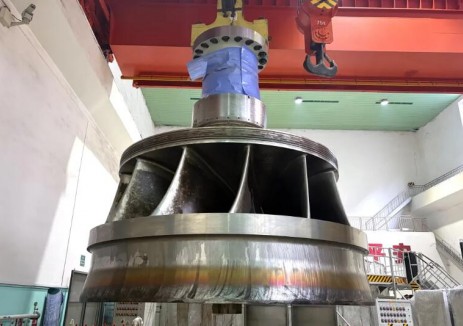 安康水电站1号机组转轮吊装就位