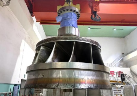 陕西安康水电站1号机组转轮吊装就位