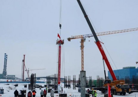 新疆四师电力兵团分区2×160MW热电联产项目1#锅炉钢架顺利吊装