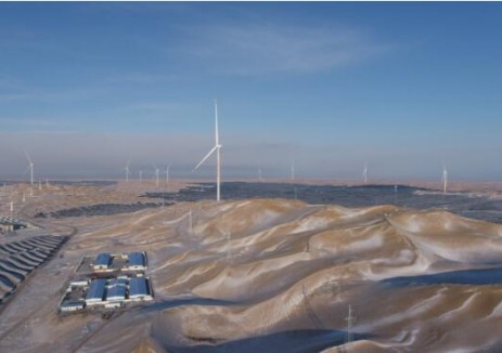 國內首例移動沙漠腹地<em>風電</em>項目風機吊裝圓滿收官