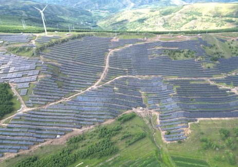 悬崖峭壁如何变身能源宝库？中建八局用“立体战法”攻克山地光伏难题